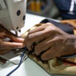 costura manos cosiendo