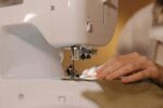 persona cosiendo en maquina de coser
