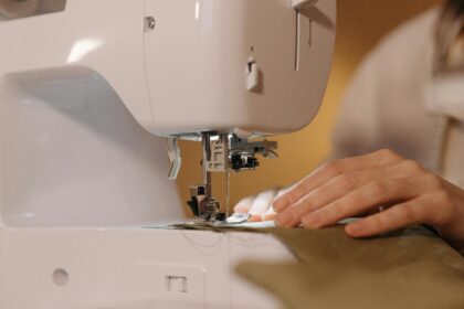 persona cosiendo en maquina de coser
