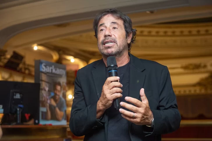 SARKANY HABLANDO EN SU PRESENTACION DEL LIBRO