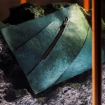 BOLSO HECHO CON COLAGENO DE DINOSAURIO