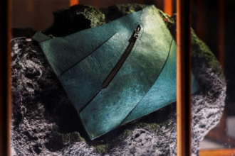 BOLSO HECHO CON COLAGENO DE DINOSAURIO