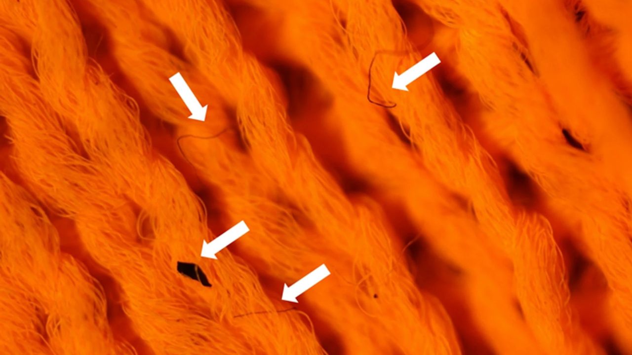 CIENTIFICOS DESARROLLAN FIBRAS FLUORESCENTES PARA MEDIR LA CONTAMINACION TEXTIL DE LA ROPA