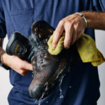 COMO LIMPIAR LAS BOTAS DE CUERO GAMUZA O TELA