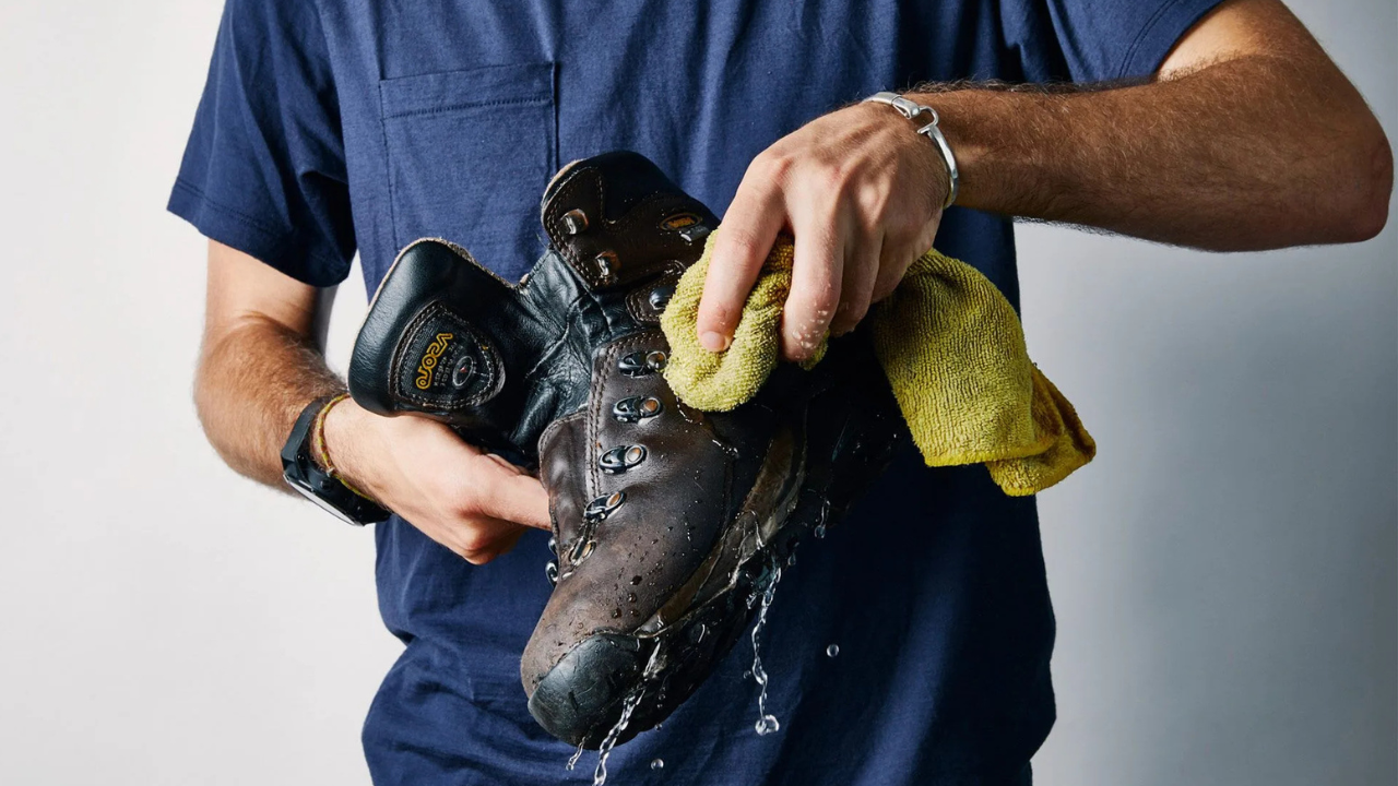 COMO LIMPIAR LAS BOTAS DE CUERO GAMUZA O TELA