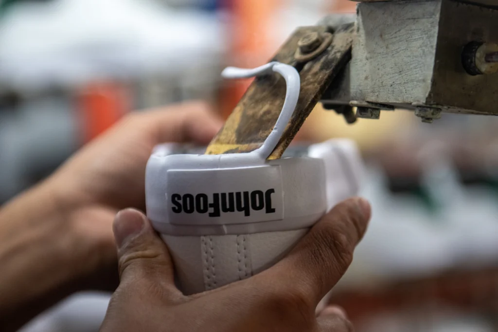 FABRICA DE CALZADOS JOHN FOOS CIERRA EN ARGENTINA