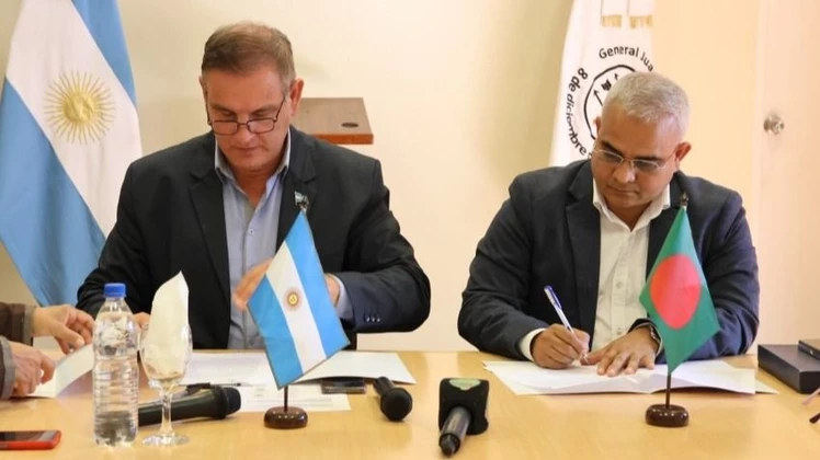 FIRMA DEL ACUERDO ENTRE EL INTENDENTE DE MADARIAGA Y BANGLADESH