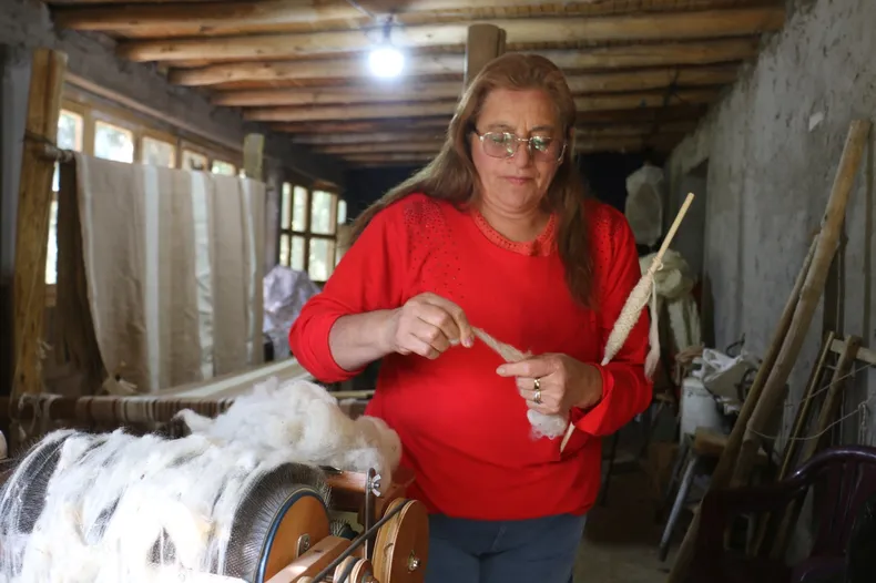 LAS TEJEDORAS ARTESANALES DE SAN JUAN CREAN PONCHOS PARA LOS MINEROS