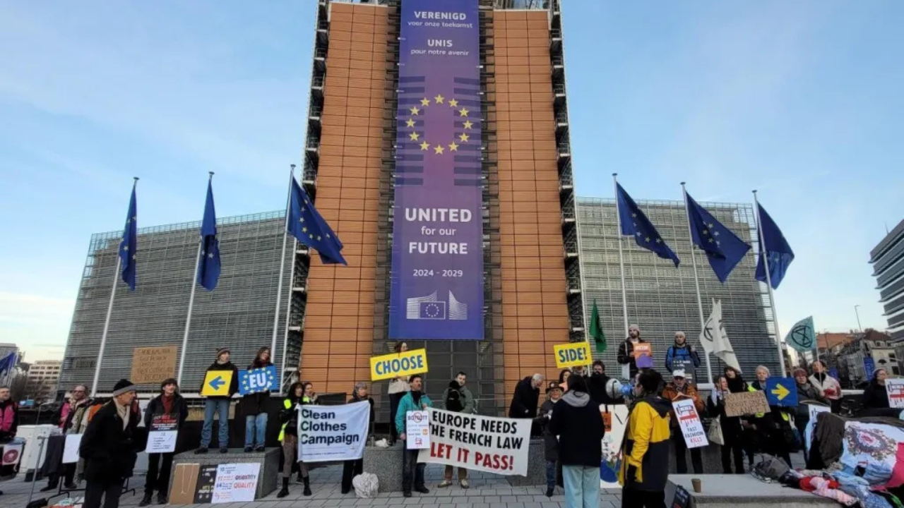 La ley anti fast fashion en Francia queda en suspenso tras objeciones de la Unión Europea