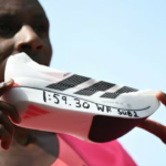 UN ATLETA DE LA MARATON DE LONDRES ROMPIO EL RECORD DE TIEMPO POR USAR ZAPATILLAS DE CARBONO ULTRA LIVIANAS