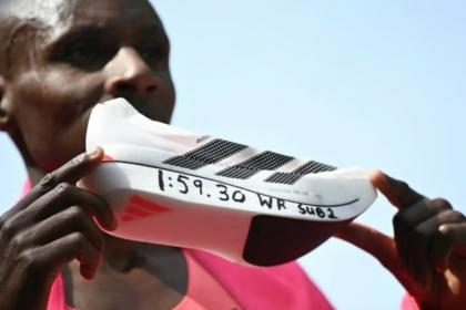 UN ATLETA DE LA MARATON DE LONDRES ROMPIO EL RECORD DE TIEMPO POR USAR ZAPATILLAS DE CARBONO ULTRA LIVIANAS