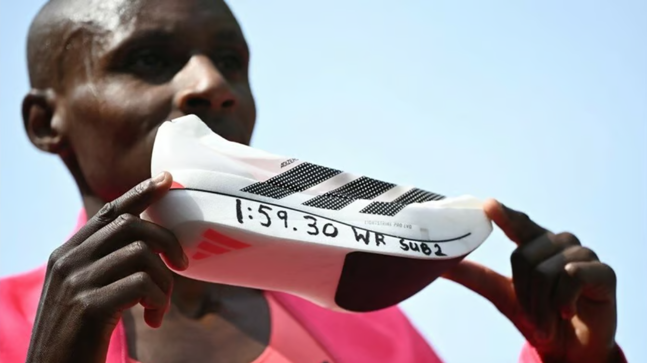 UN ATLETA DE LA MARATON DE LONDRES ROMPIO EL RECORD DE TIEMPO POR USAR ZAPATILLAS DE CARBONO ULTRA LIVIANAS