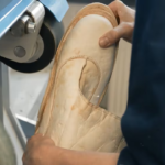 UN ZAPATO HECHO CON RAICES DE HONGOS SE PRESENTA EN LA SEMANA DEL DISEÑO DE MILAN