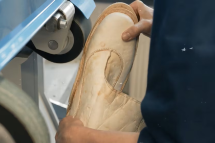UN ZAPATO HECHO CON RAICES DE HONGOS SE PRESENTA EN LA SEMANA DEL DISEÑO DE MILAN