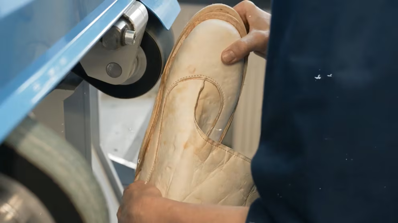 UN ZAPATO HECHO CON RAICES DE HONGOS SE PRESENTA EN LA SEMANA DEL DISEÑO DE MILAN