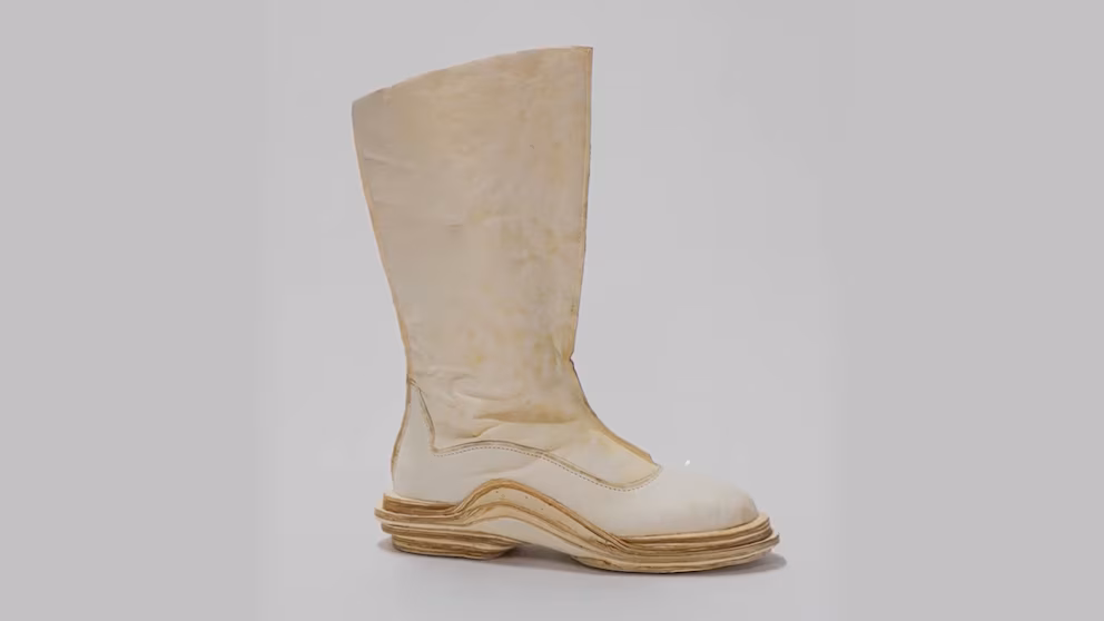UN ZAPATO HECHO CON RAICES DE HONGOS SE PRESENTA EN LA SEMANA DEL DISEÑO DE MILAN