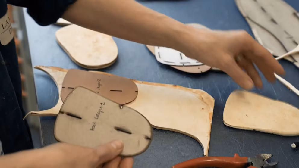 UN ZAPATO HECHO CON RAICES DE HONGOS SE PRESENTA EN LA SEMANA DEL DISEÑO DE MILAN 2