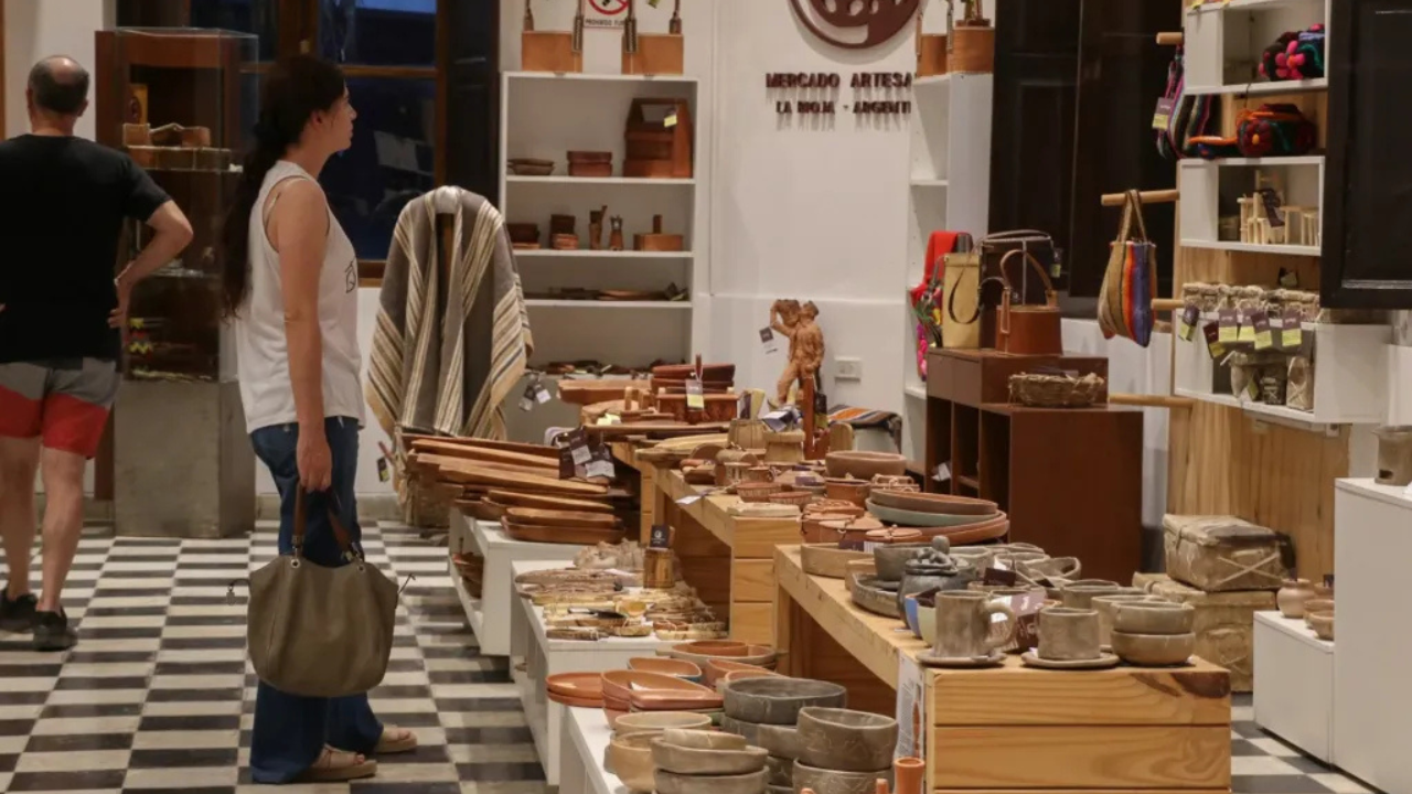 CHUBUT PRESENTA DOS ARTESANOS EN UNA MUESTRA DE ARTESANIAS EN BUENOS AIRES PALACIO LIBERTAD