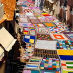 UNA CIUDAD DE ESPAÑA SE CONVIERTE EN UN ICONO DEL ARTE TEXTIL CON SU TECHO DE CROCHET
