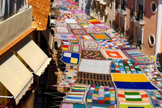 UNA CIUDAD DE ESPAÑA SE CONVIERTE EN UN ICONO DEL ARTE TEXTIL CON SU TECHO DE CROCHET