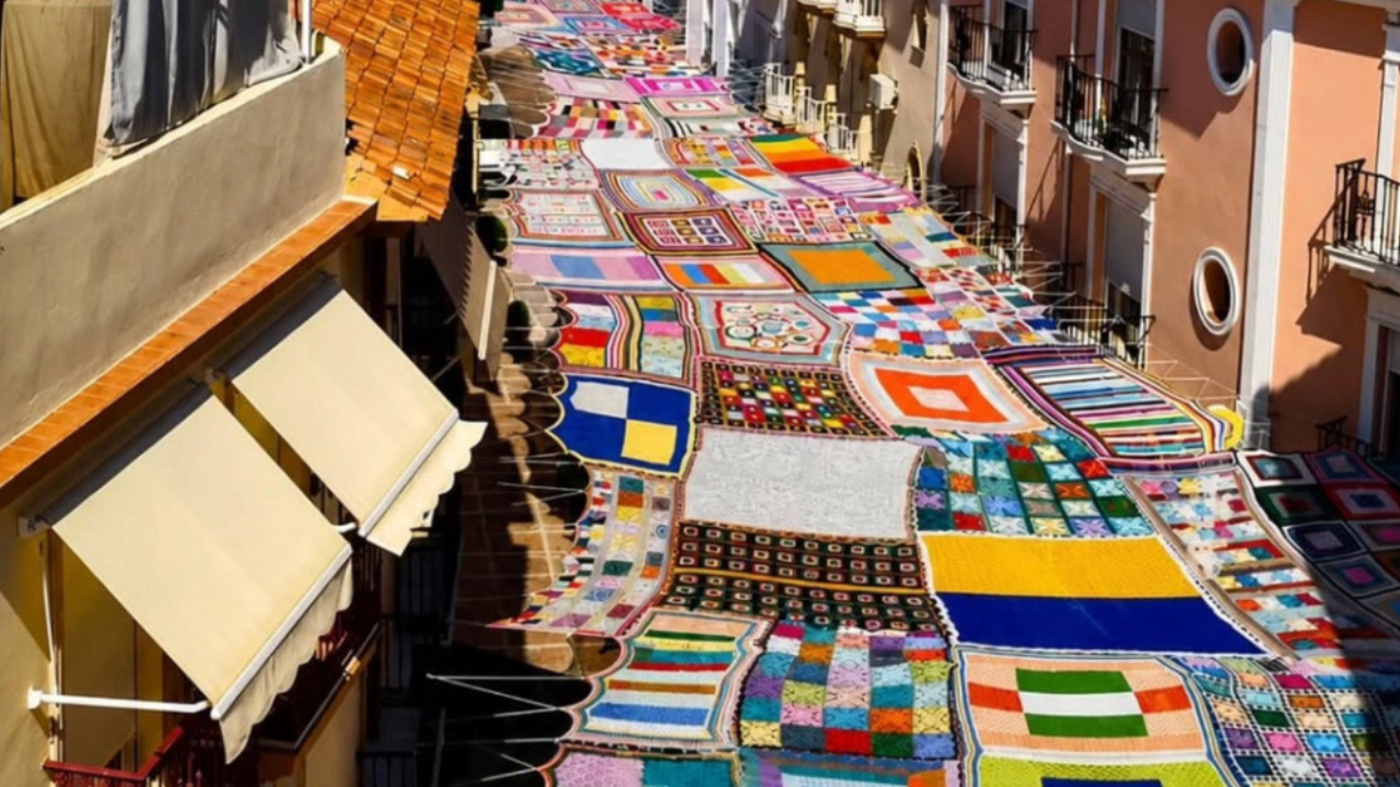 UNA CIUDAD DE ESPAรA SE CONVIERTE EN UN ICONO DEL ARTE TEXTIL CON SU TECHO DE CROCHET