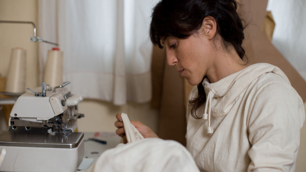 FLOR BARRAZA TEXTIL VIVO DISEÑADORA DE INDUMENTARIA DE FIBRAS Y TINTES NATURALES