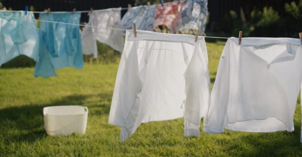 LOS DETERGENTES INTELINGENTES QUE USAN ENZIMAS PARA ALARGAR LA VIDA UTIL DE LA ROPA DESPUES LOS LAVADOS