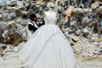 SASTRES EN GAZA UTILIZAN TELAS DESCARTADAS PARA CREAR VESTIDOS NUEVOS EN MEDIO DE LA GUERRA