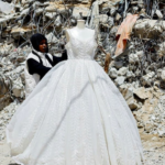 SASTRES EN GAZA UTILIZAN TELAS DESCARTADAS PARA CREAR VESTIDOS NUEVOS EN MEDIO DE LA GUERRA