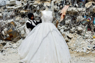 SASTRES EN GAZA UTILIZAN TELAS DESCARTADAS PARA CREAR VESTIDOS NUEVOS EN MEDIO DE LA GUERRA