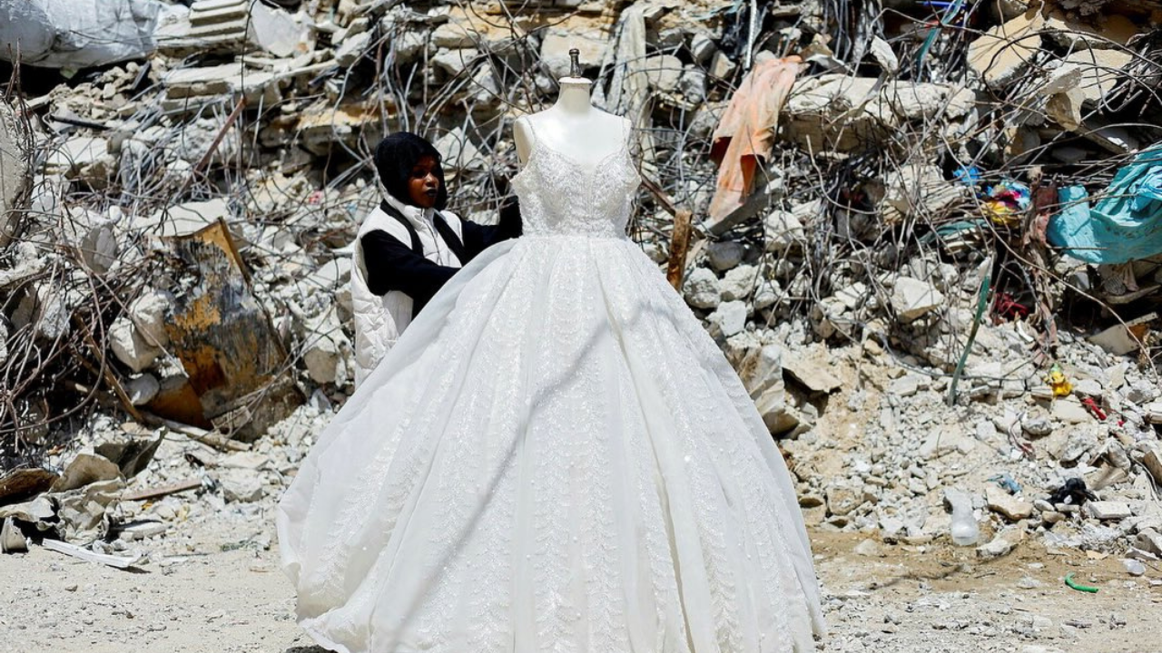 SASTRES EN GAZA UTILIZAN TELAS DESCARTADAS PARA CREAR VESTIDOS NUEVOS EN MEDIO DE LA GUERRA