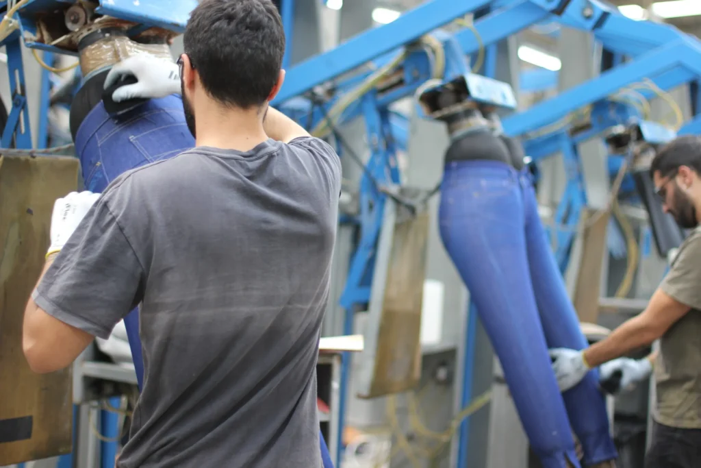 TECNICAS DE TERMINACION SOBRE EL DENIM