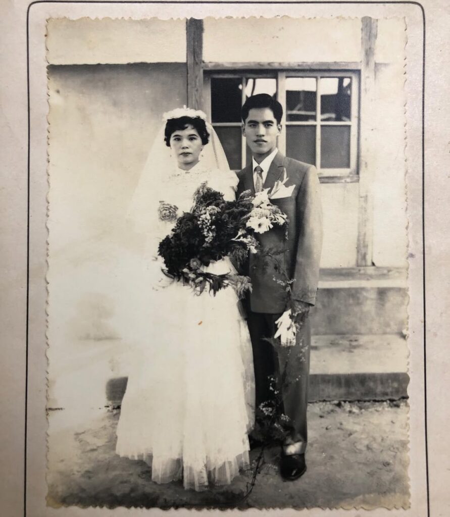 UNA PAREJA DE ABUELOS DE TAIWAN SE VOLVIERON VIRALES EN EL MUNDO DE LA MODA POR REUTILIZAR LA ROPA OLVIDADA EN SU LAVANDERIA