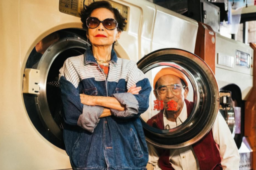 UNA PAREJA DE ABUELOS DE TAIWAN SE VOLVIERON VIRALES EN EL MUNDO DE LA MODA POR REUTILIZAR LA ROPA OLVIDADA EN SU LAVANDERIA
