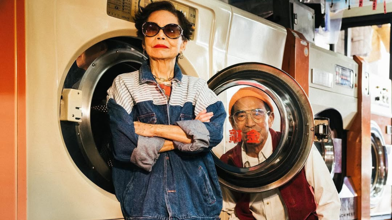 UNA PAREJA DE ABUELOS DE TAIWAN SE VOLVIERON VIRALES EN EL MUNDO DE LA MODA POR REUTILIZAR LA ROPA OLVIDADA EN SU LAVANDERIA