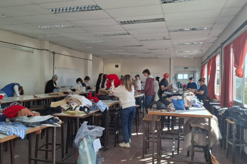 Exitosa jornada solidaria de la FAUD confeccionaron abrigo para personas en situaciรณn de calle