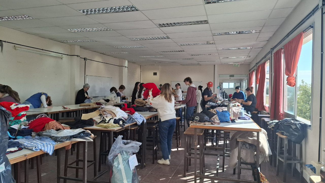 Exitosa jornada solidaria de la FAUD confeccionaron abrigo para personas en situaciรณn de calle