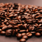 PIEL DE CAFE EL INNOVADOR EMPRENDIMIENTO QUE RECICLA EL RESIDUO DE CAFE PARA CREAR UN TEXTIL SIMILAR AL CUERO