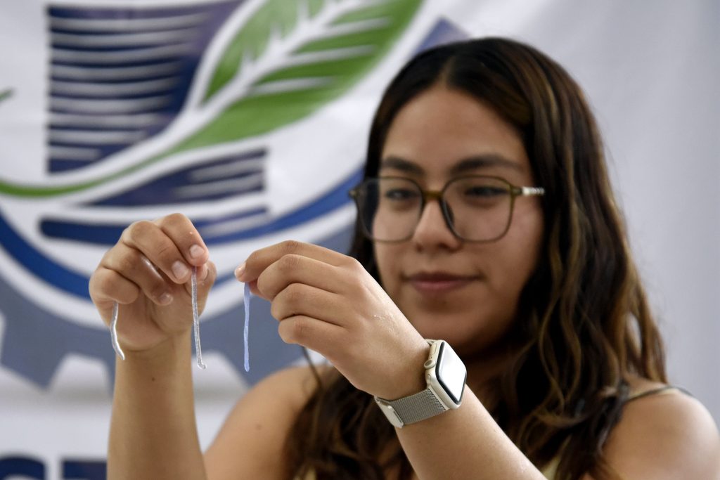 Estudiantes de Ingeniería Textil desarrollaron biohilos de sargazo para reemplazar derivados del petróleo