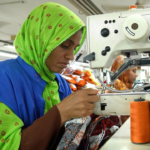El estrés térmico de los trabajadores reduce los ingresos de las fábricas de confección en Bangladesh
