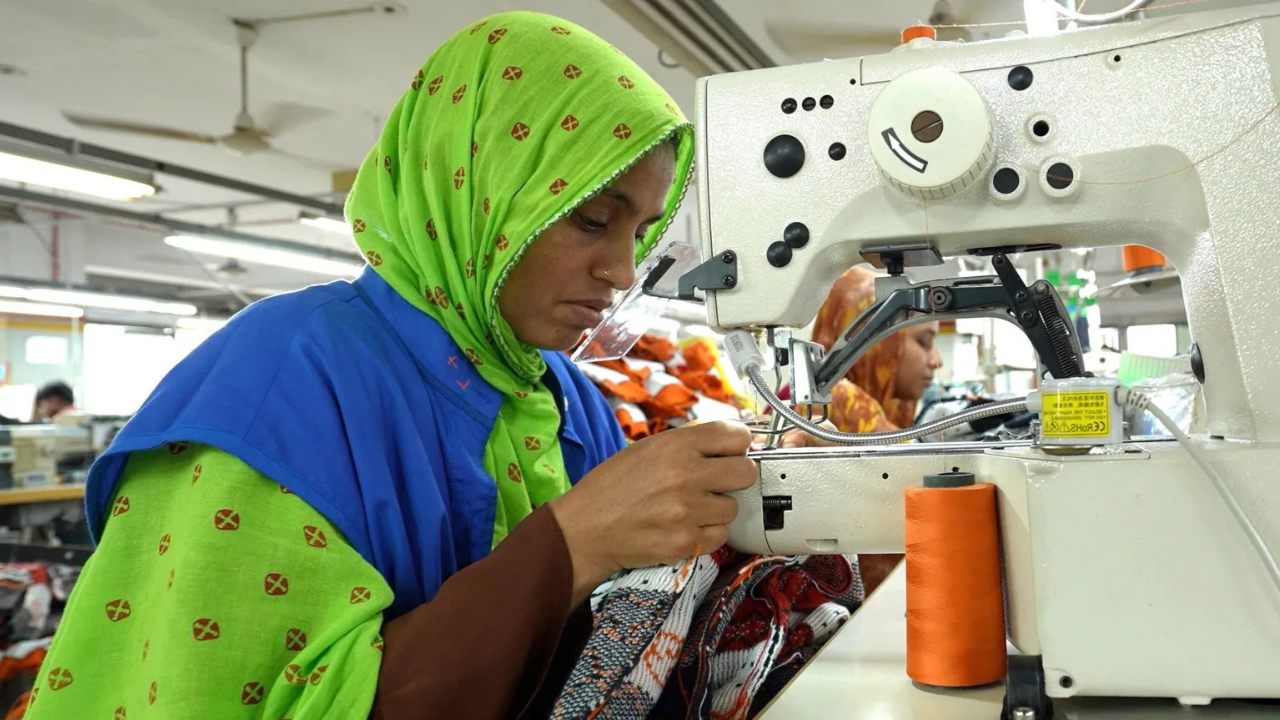 El estrés térmico de los trabajadores reduce los ingresos de las fábricas de confección en Bangladesh