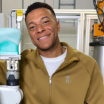 La marca de calzado deportivo On ficha a Mbappé y desafía a Nike y Adidas en el mercado del fútbol