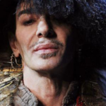 El diseñador John Galliano cancela su exposición en el Met tras la polémica por su pasado