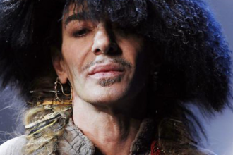 El diseñador John Galliano cancela su exposición en el Met tras la polémica por su pasado
