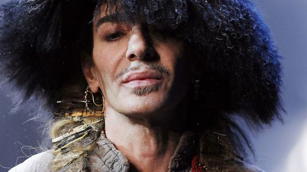 El diseñador John Galliano cancela su exposición en el Met tras la polémica por su pasado