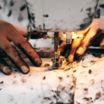 Una nueva forma de visibilizar la cadena productiva convierten las huellas de los trabajadores textiles en parte de cada prenda