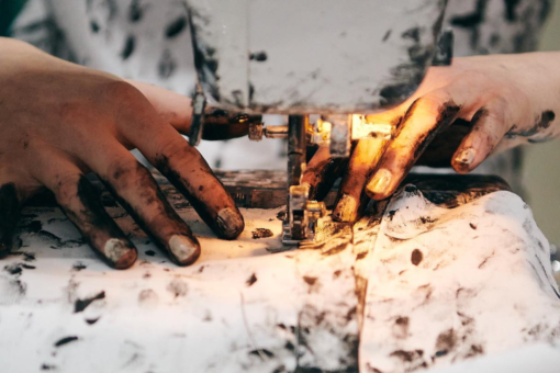 Una nueva forma de visibilizar la cadena productiva convierten las huellas de los trabajadores textiles en parte de cada prenda