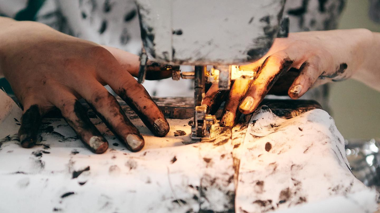 Una nueva forma de visibilizar la cadena productiva convierten las huellas de los trabajadores textiles en parte de cada prenda