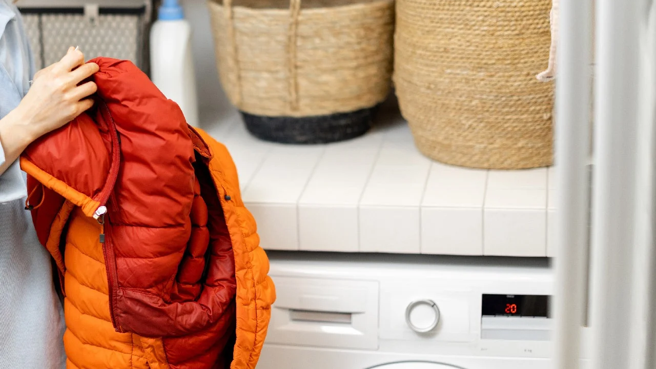 Cómo lavar los abrigos de invierno según el tipo de tela y evitar que se dañen