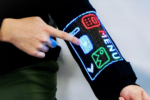 Desarrollan la primera pantalla táctil integrada en una prenda mediante fibras electrónicas